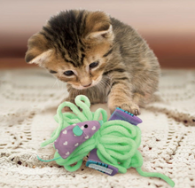 Load image into Gallery viewer, cat playing with yarn and mouse cat toy